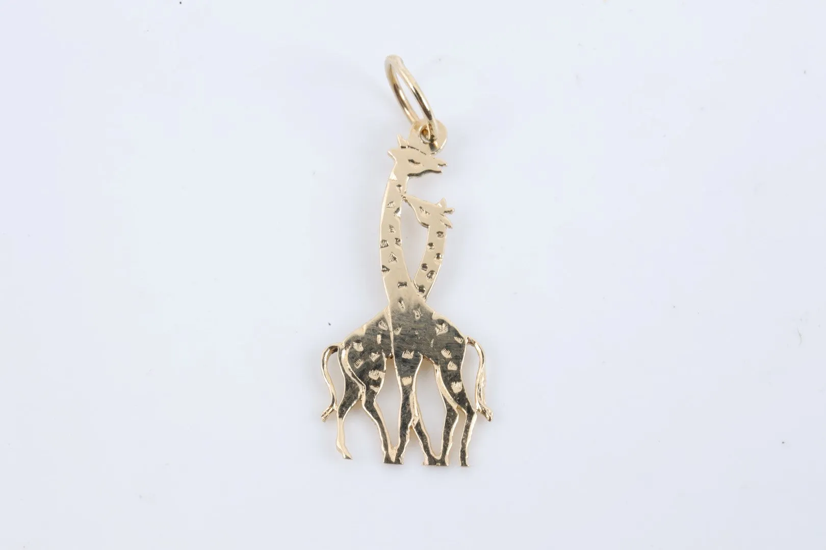 14k Yellow Gold Embracing Giraffes Pendant (0.67g.)