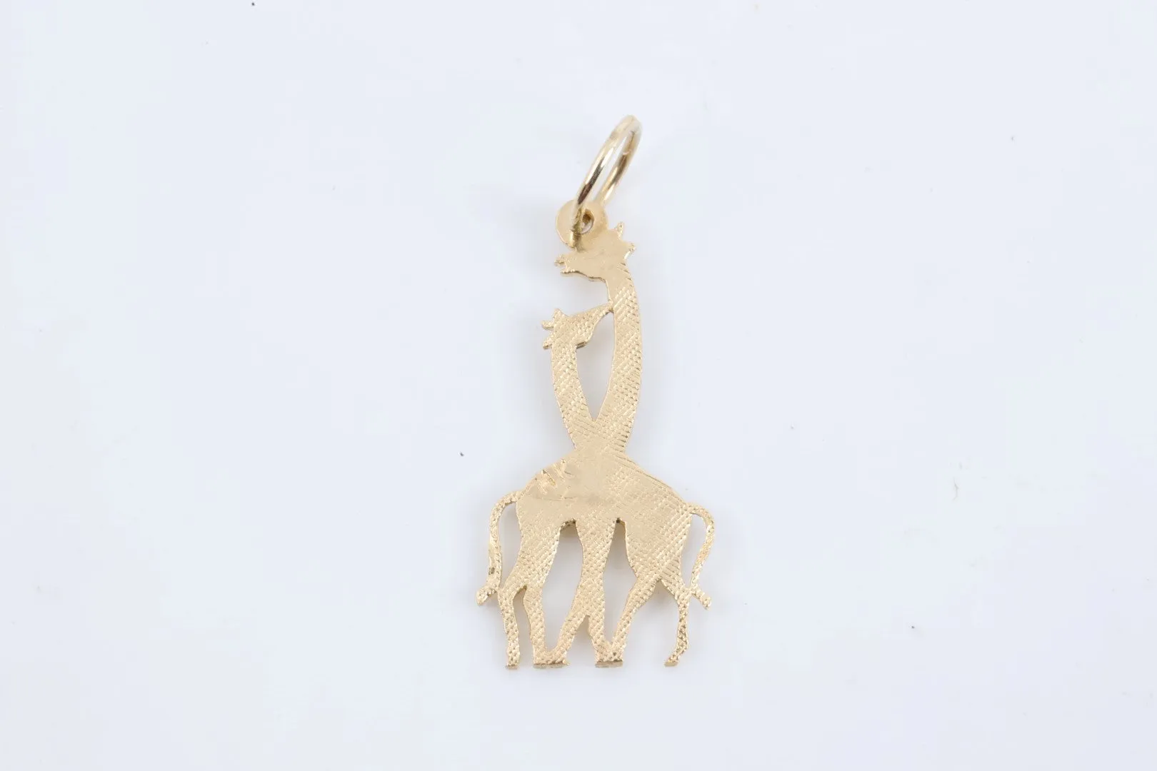 14k Yellow Gold Embracing Giraffes Pendant (0.67g.)