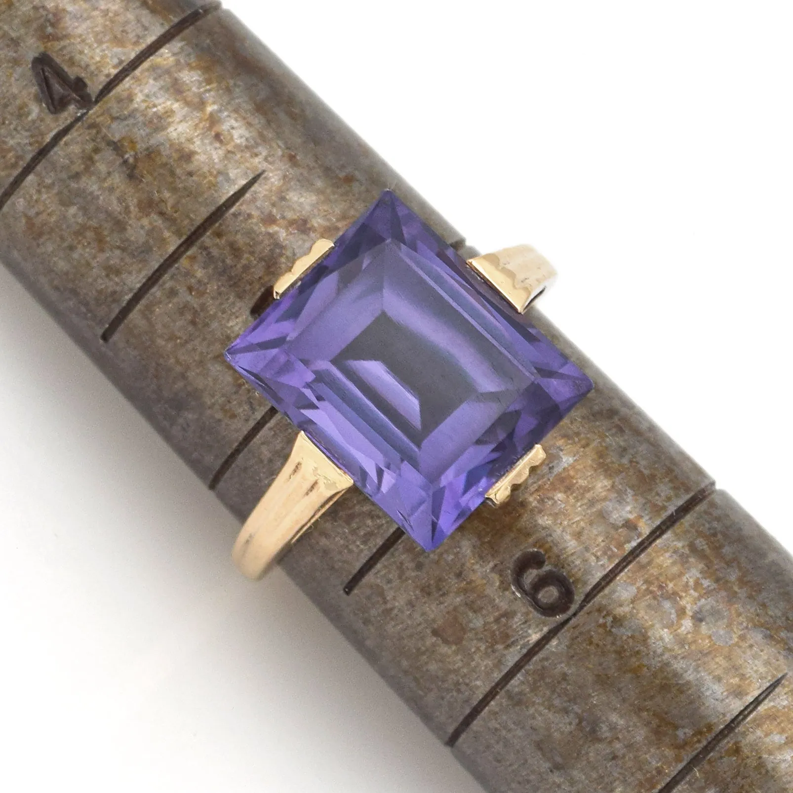 Vintage 10K Yellow Gold 8.13 Ct Blue Purple Sapphire Cocktail Ring