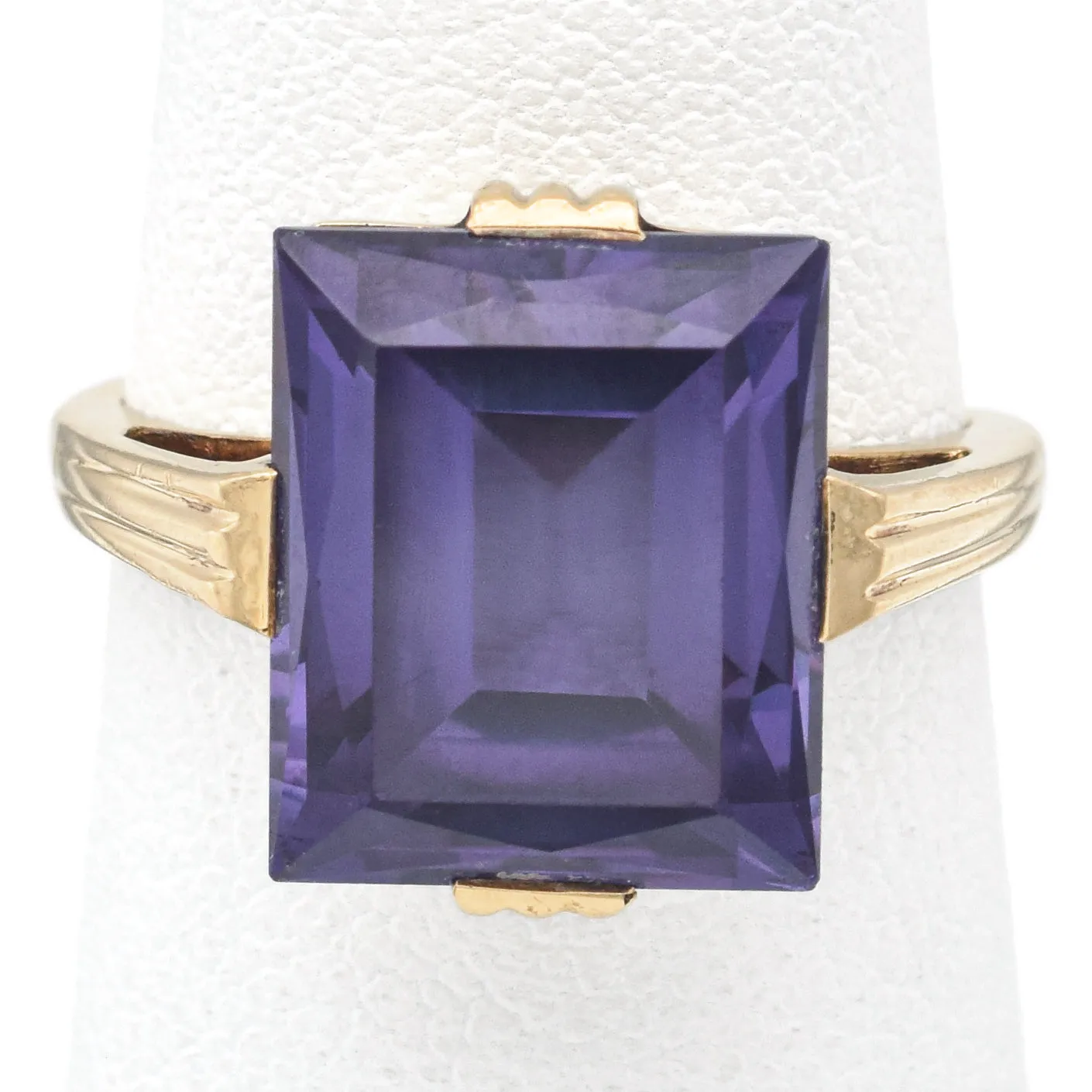 Vintage 10K Yellow Gold 8.13 Ct Blue Purple Sapphire Cocktail Ring